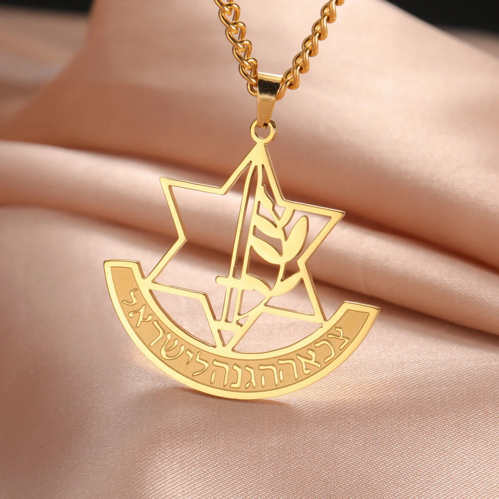 Halsketting met hanger van de <span data-glossary-id="etoile_de_david">Davidster</span> en symbolische Joodse fleur-de-lis in goud