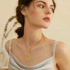 Halsketting met hanger van de <span data-glossary-id="etoile_de_david">Davidster</span> en symbolische Joodse fleur-de-lis in goud
