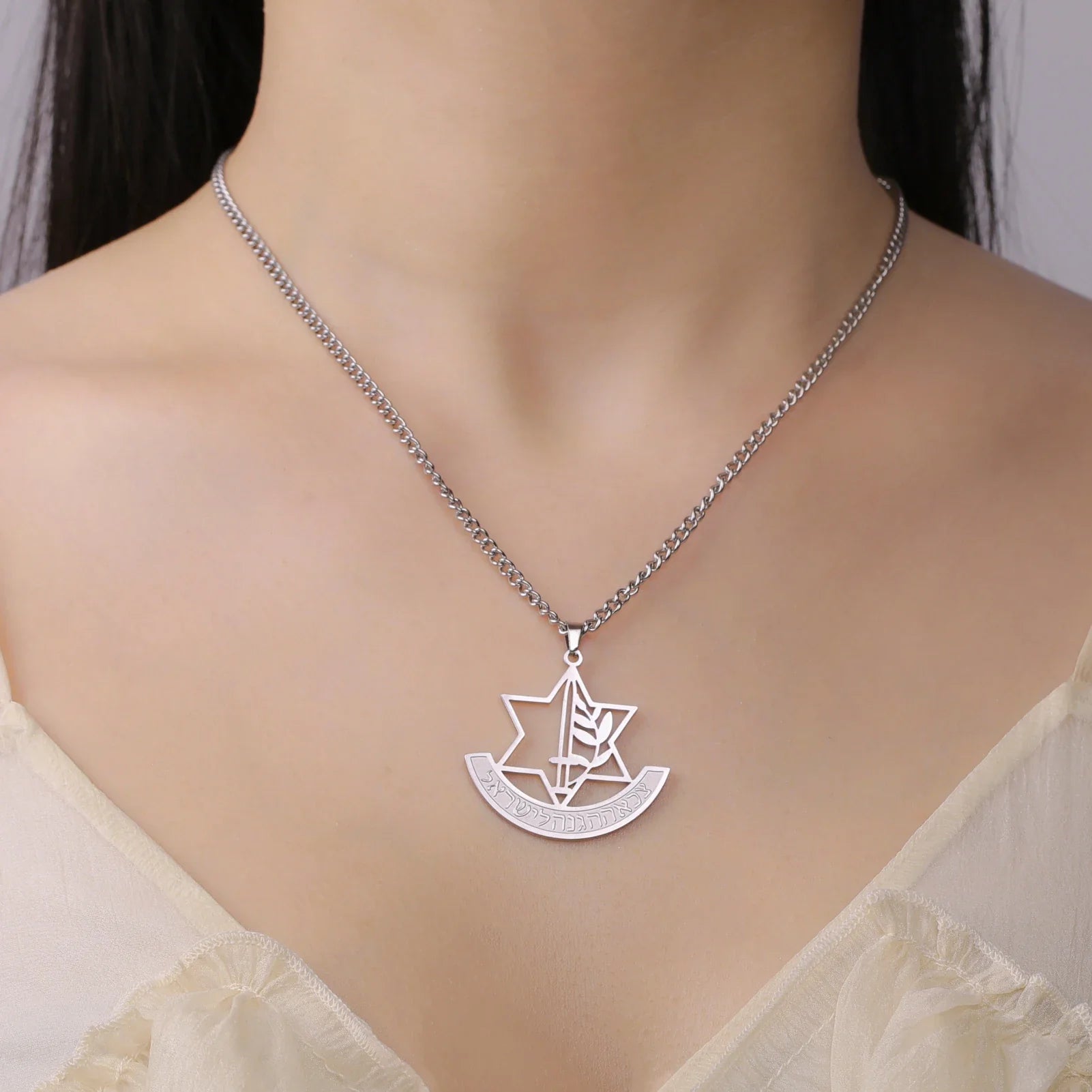 Halsketting met hanger van de <span data-glossary-id="etoile_de_david">Davidster</span> en symbolische Joodse fleur-de-lis in zilver