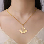 Halsketting met hanger van de <span data-glossary-id="etoile_de_david">Davidster</span> en symbolische Joodse fleur-de-lis in goud