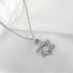 Ketting met hanger van de symbolische Joodse Davidster in zilver
