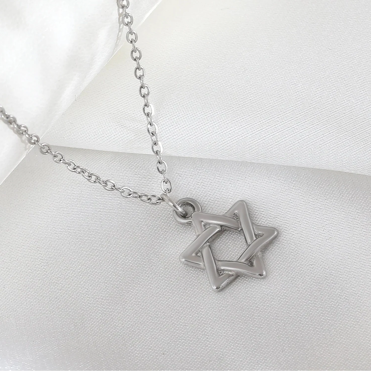 Ketting met hanger van de symbolische Joodse Davidster in zilver