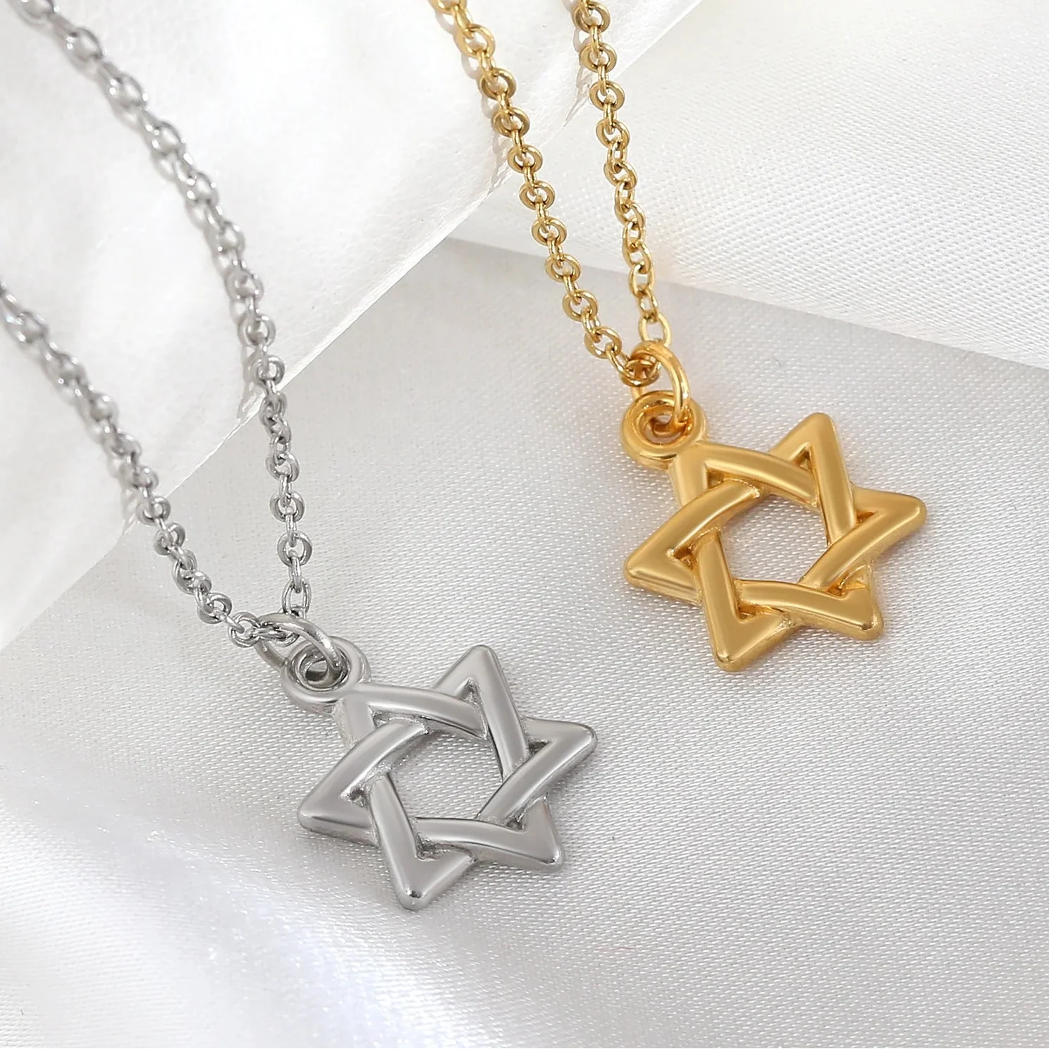 Ketting met hanger van de symbolische Joodse Davidster in goud