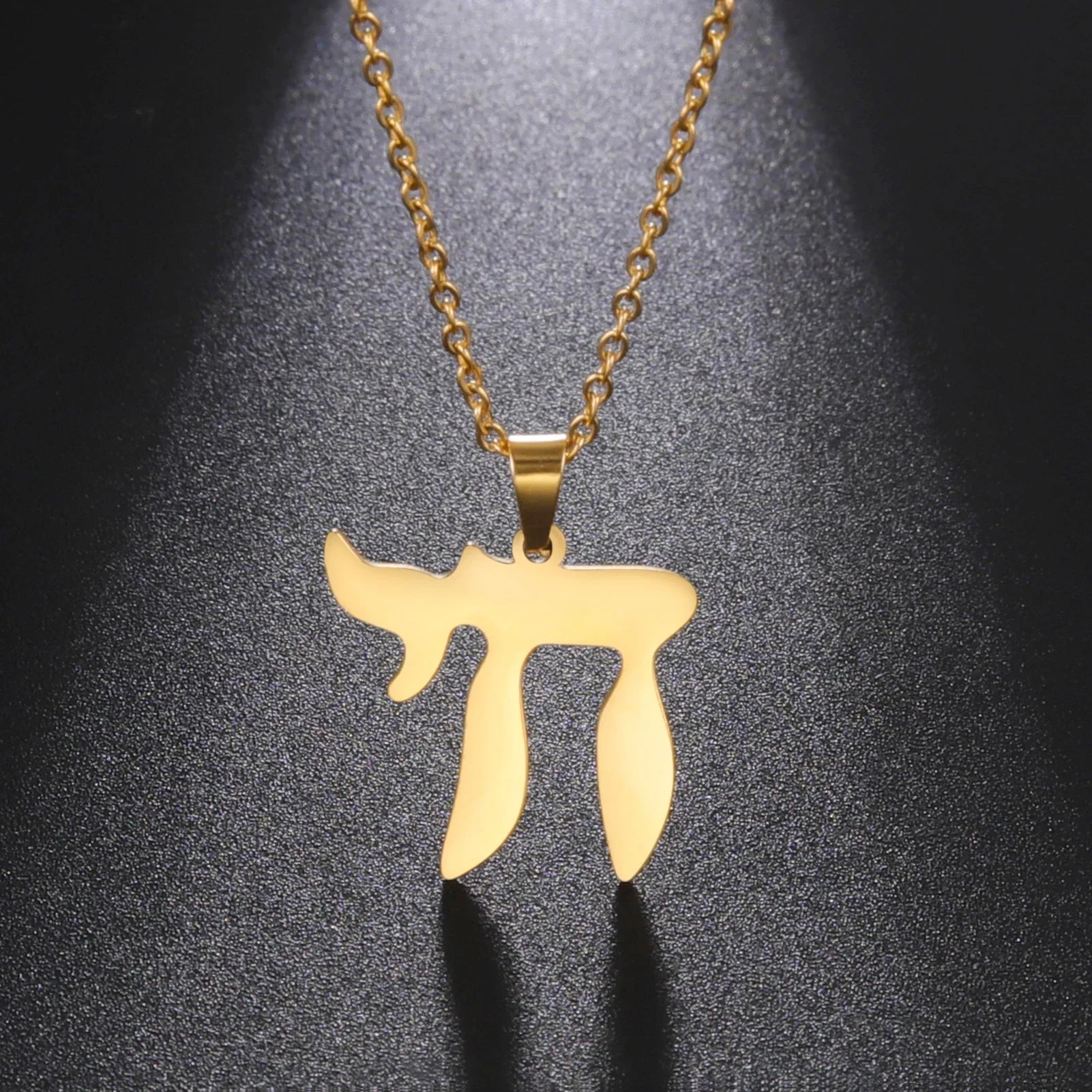 Ketting met hanger van de Hebreeuwse letter Chai, symbool van het Joodse leven, goud