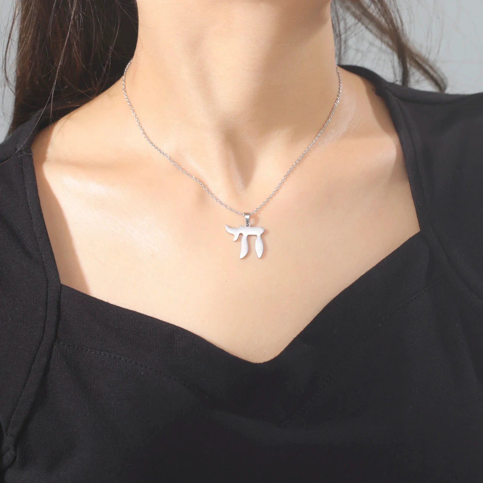 Ketting met hanger van de Hebreeuwse letter Chai, symbool van het Joodse leven, zilver