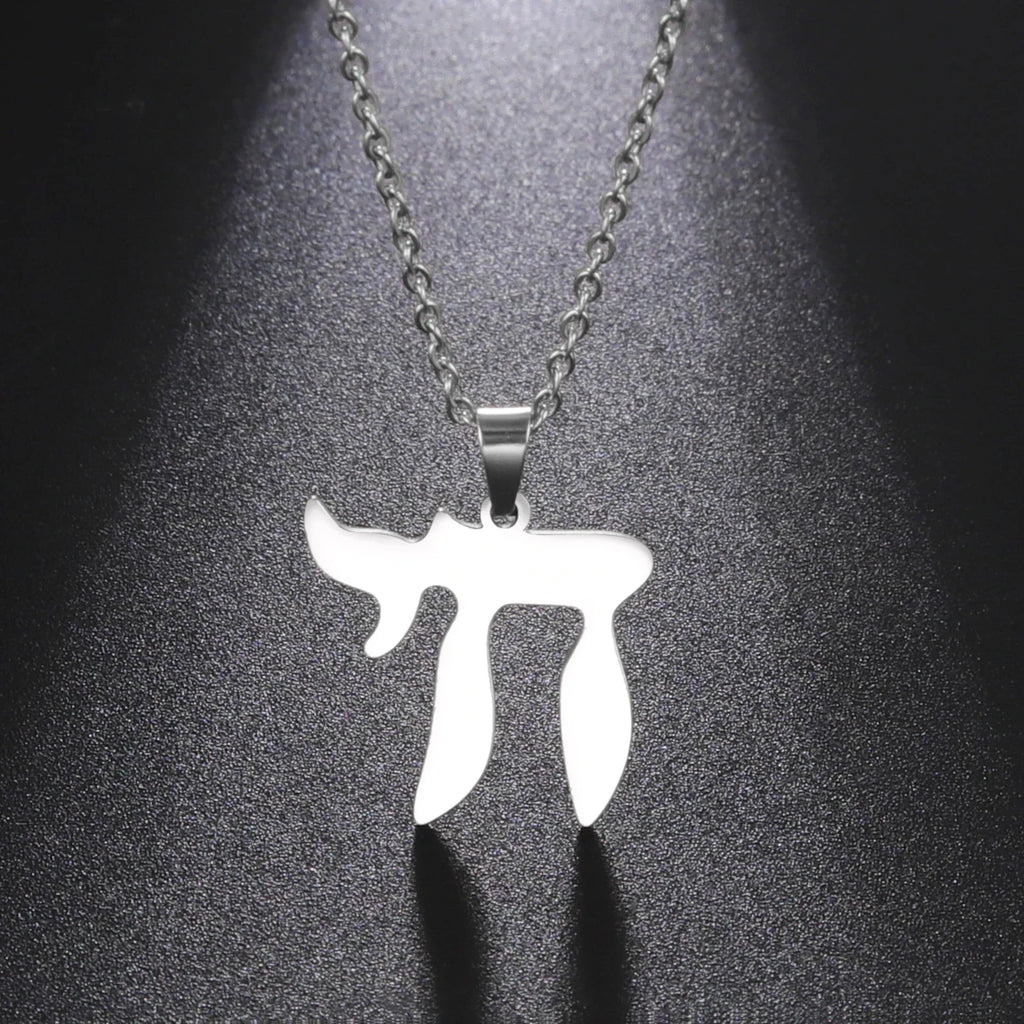 Ketting met hanger van de Hebreeuwse letter Chai, symbool van het Joodse leven, zilver