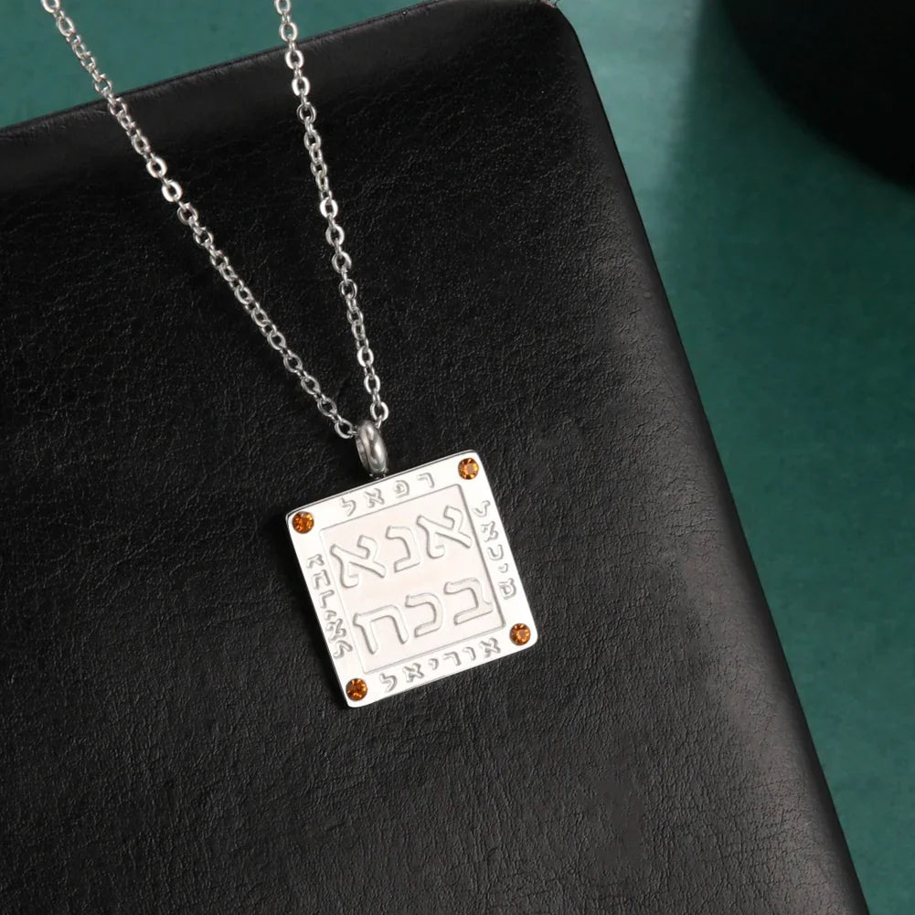 Ketting met hanger van Joodse gebeden in Hebreeuwse letters Ana b'Koach zilver