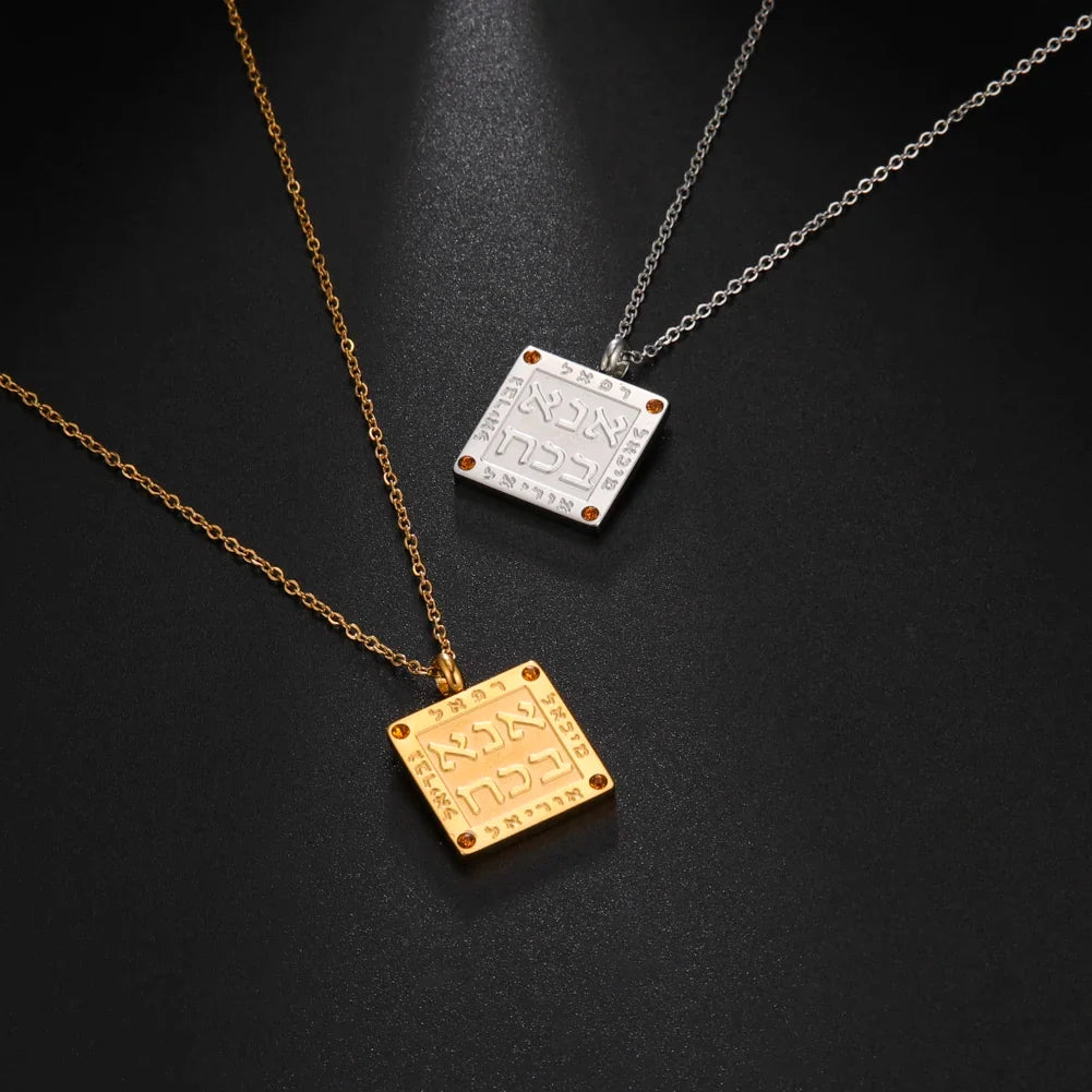 Ketting met hanger van Joodse gebeden in Hebreeuwse letters Ana b'Koach
