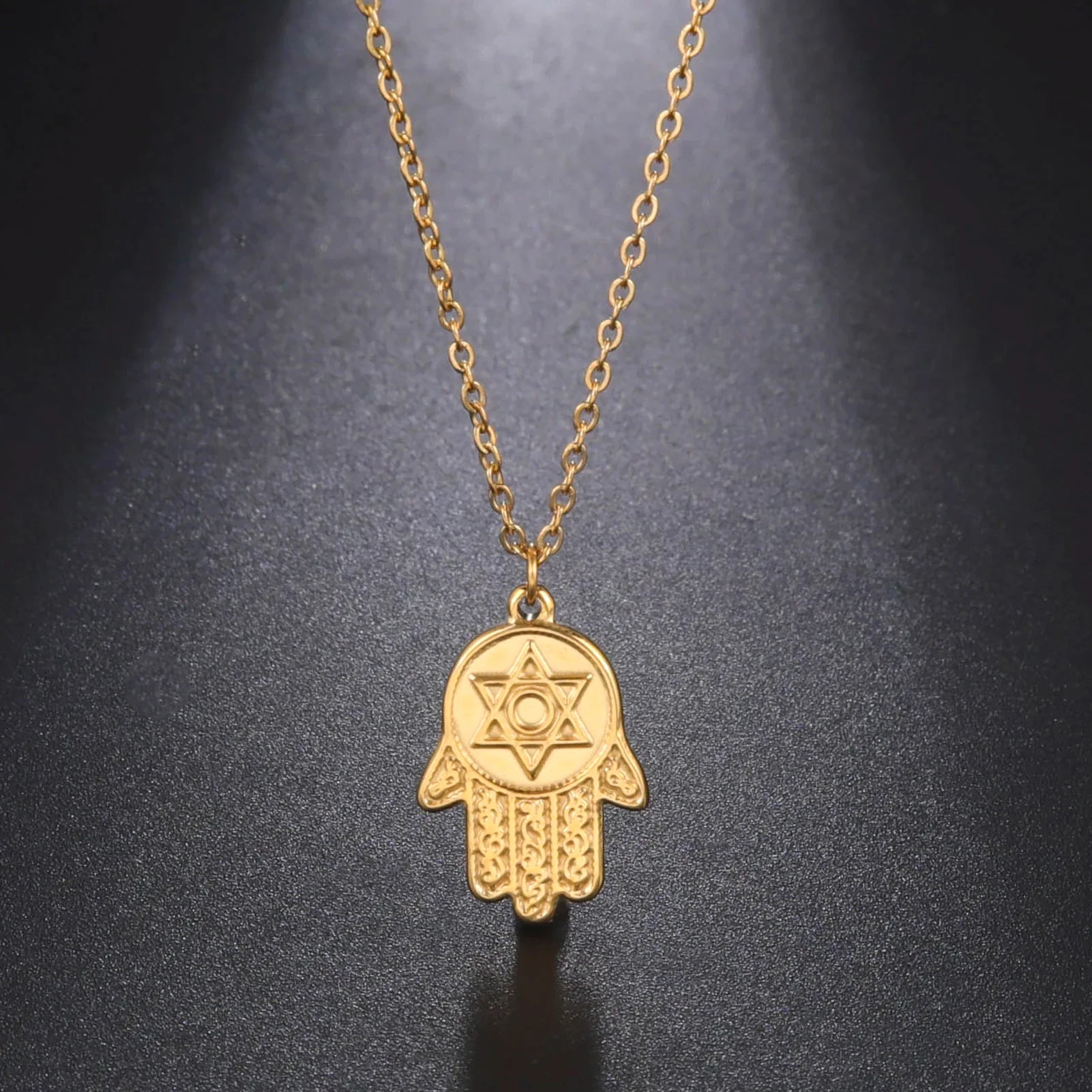 Halsketting met beschermend hangertje <span data-glossary-id="etoile-de-david">Davidster</span> en Fatma-hand in goud