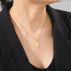 Halsketting met beschermend hangertje <span data-glossary-id="etoile-de-david">Davidster</span> en Fatma-hand in goud