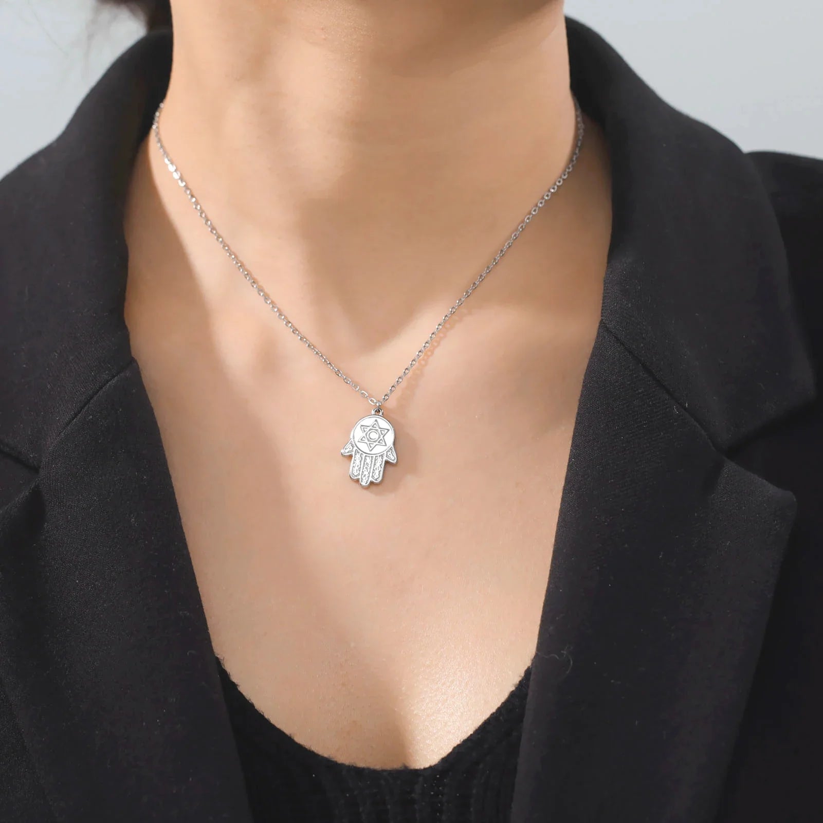 Halsketting met beschermend hangertje <span data-glossary-id="etoile-de-david">Davidster</span> en Fatma-hand in zilver