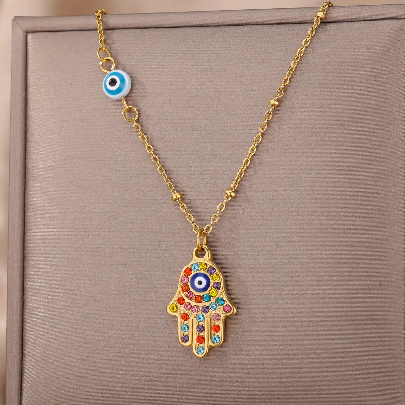 Halsketting met hanger ter bescherming tegen het boze oog en multicolor Arabische Fatma-hand goud