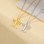 Halsketting met hanger van het symbool van de Joodse identiteit Menorah 