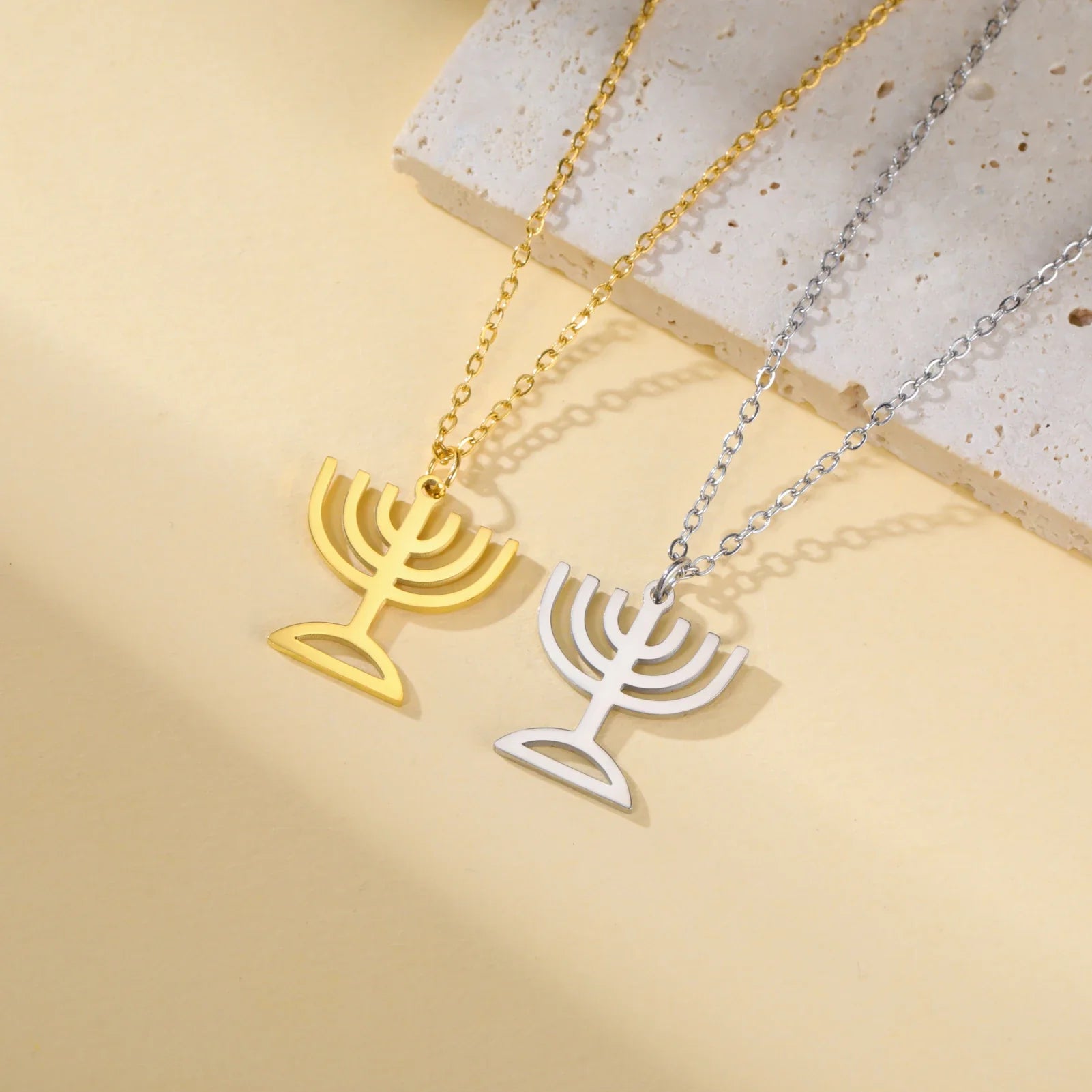 Halsketting met hanger van het symbool van de Joodse identiteit Menorah 