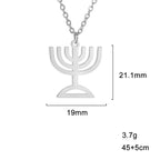Halsketting met hanger van het symbool van de Joodse identiteit Menorah