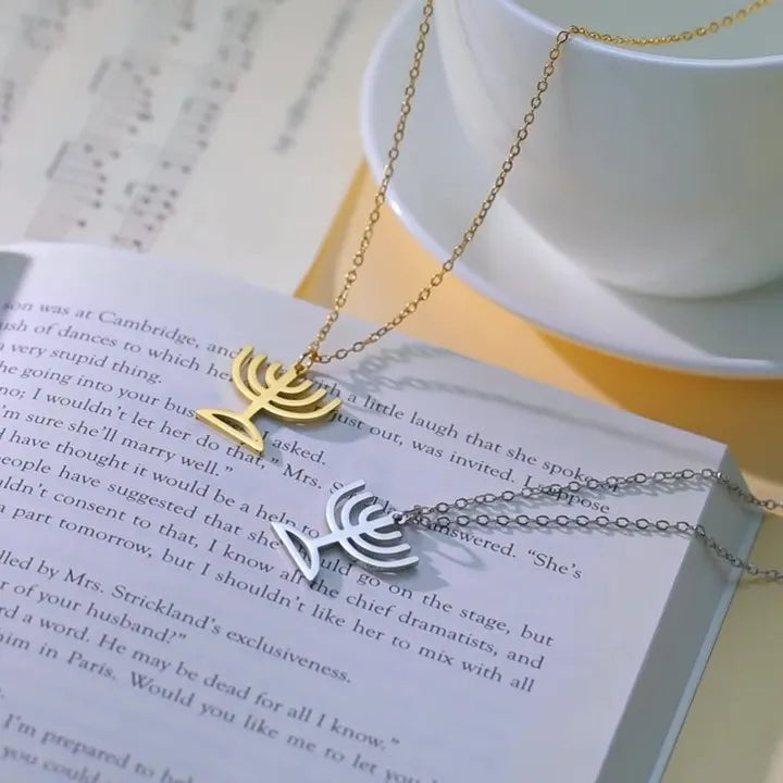 Halsketting met hanger van het symbool van de Joodse identiteit Menorah