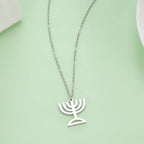 Halsketting met hanger van het symbool van de Joodse identiteit Menorah zilver