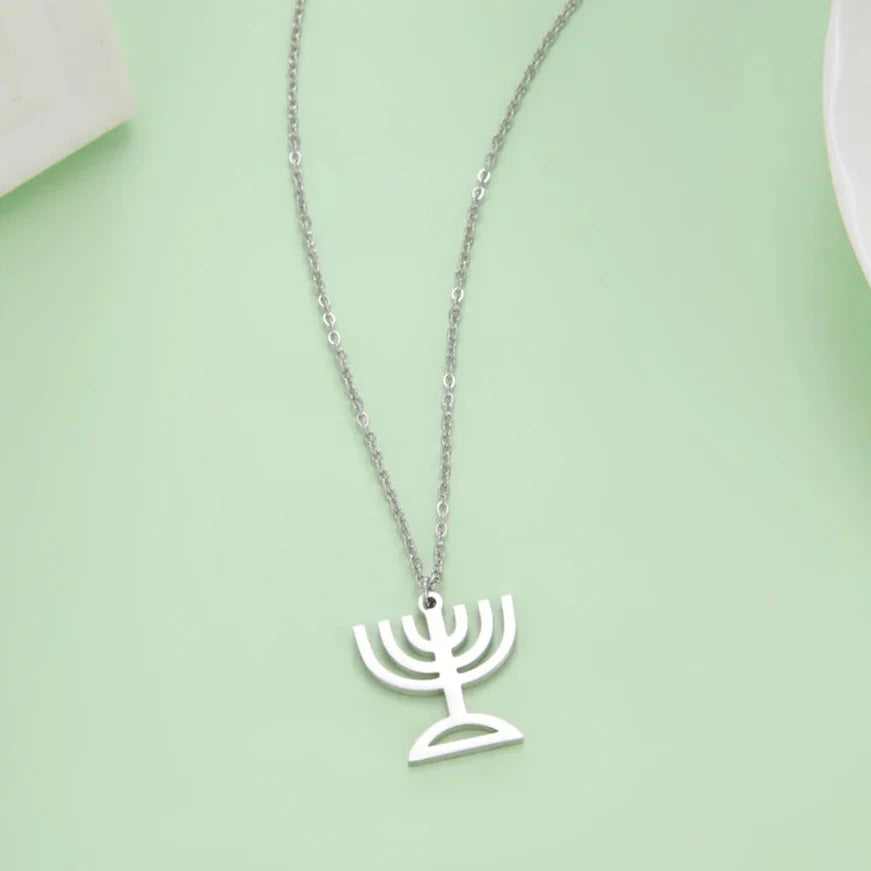 Halsketting met hanger van het symbool van de Joodse identiteit Menorah zilver