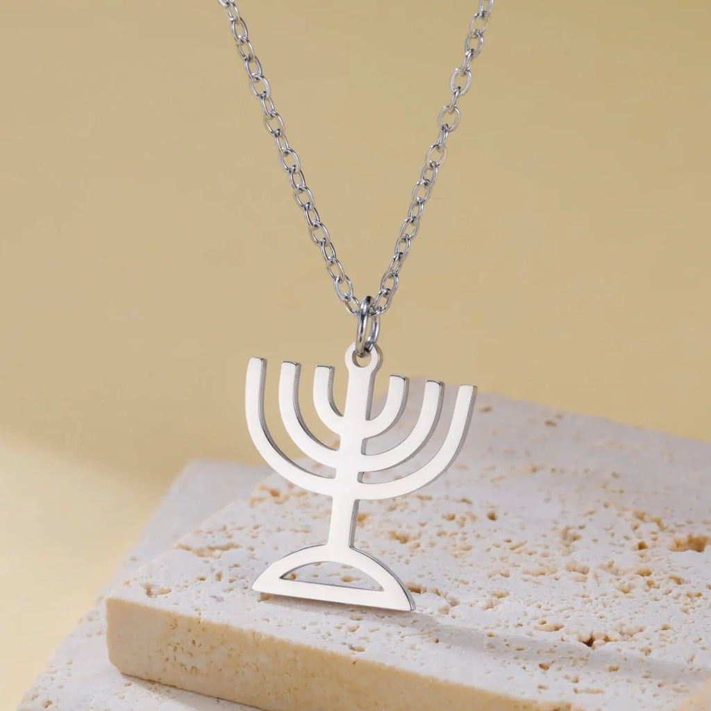 Halsketting met hanger van het symbool van de Joodse identiteit Menorah zilver