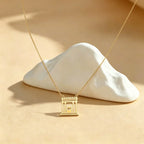 Ketting met hanger van de heilige tempel van Jeruzalem, het Joodse "Beit Hamikdash" in goud