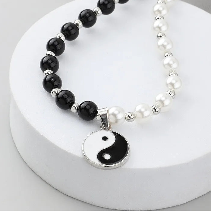 Collier avec Pendentif en Perles Yin Yang Noir et Blanc