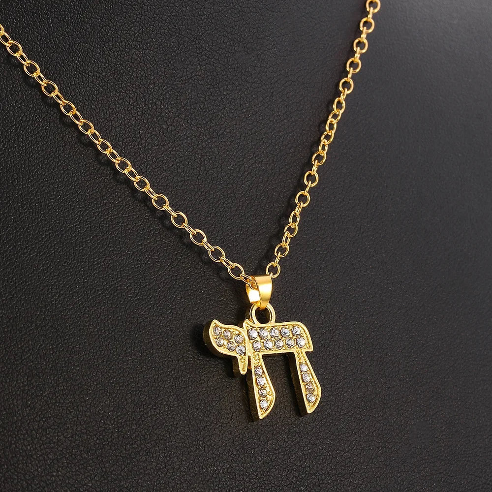 Ketting met strass hanger van het Joodse levenssymbool Chai in goud