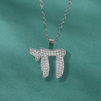 Ketting met strass hanger van het Joodse levenssymbool Chai in zilver