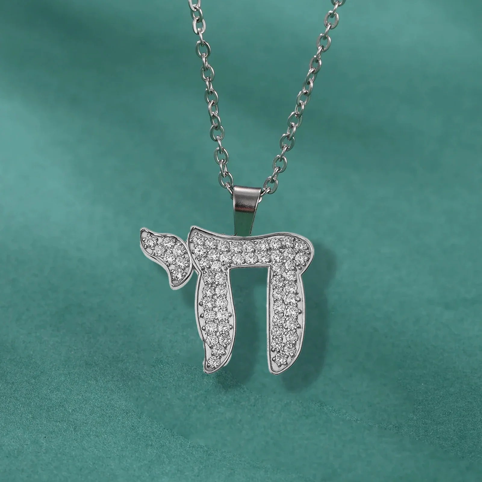 Ketting met strass hanger van het Joodse levenssymbool Chai in zilver
