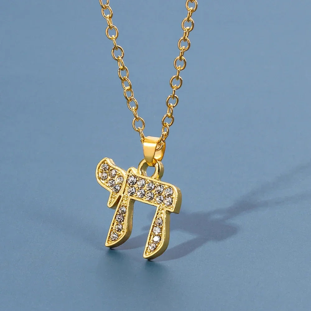 Ketting met strass hanger van het Joodse levenssymbool Chai in goud