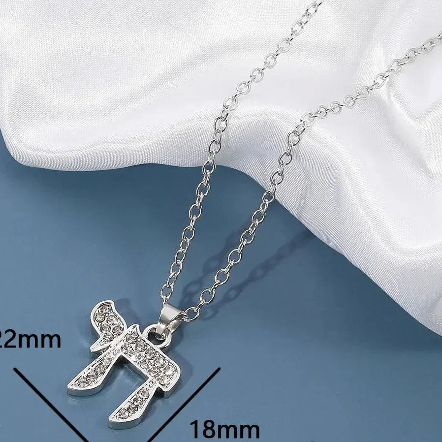Ketting met strass hanger van het Joodse levenssymbool Chai
