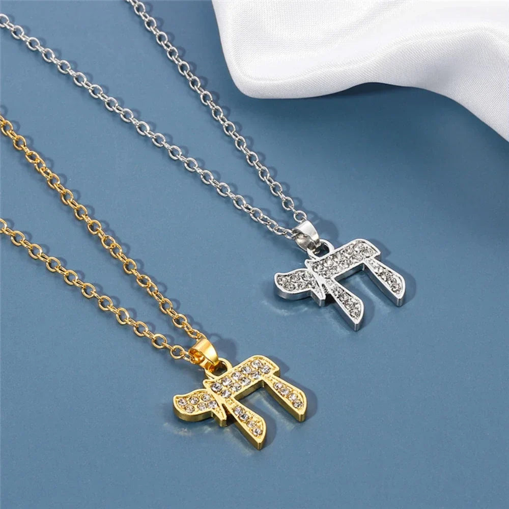 Ketting met strass hanger van het Joodse levenssymbool Chai in goud
