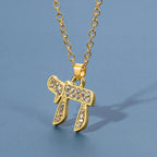 Ketting met strass hanger van het Joodse levenssymbool Chai in goud