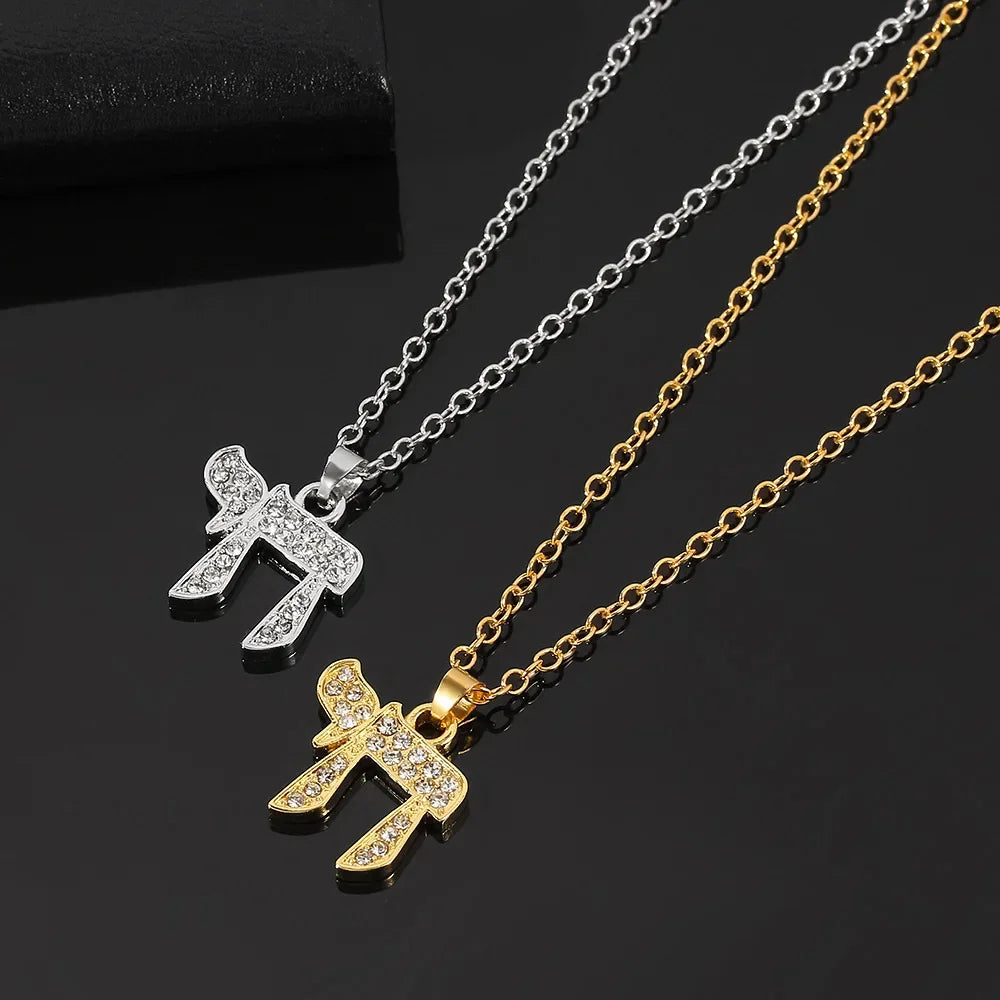 Ketting met strass hanger van het Joodse levenssymbool Chai in zilver
