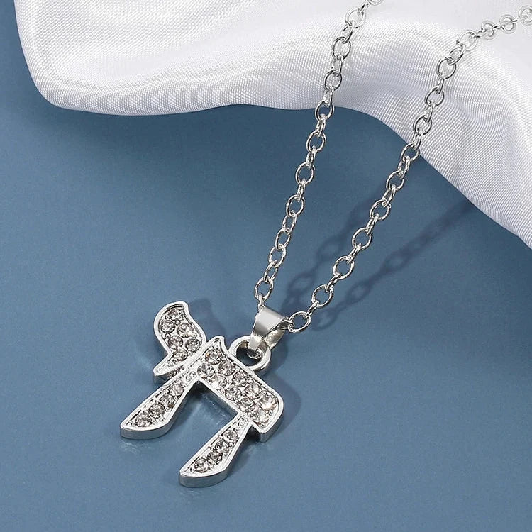 Ketting met strass hanger van het Joodse levenssymbool Chai in zilver