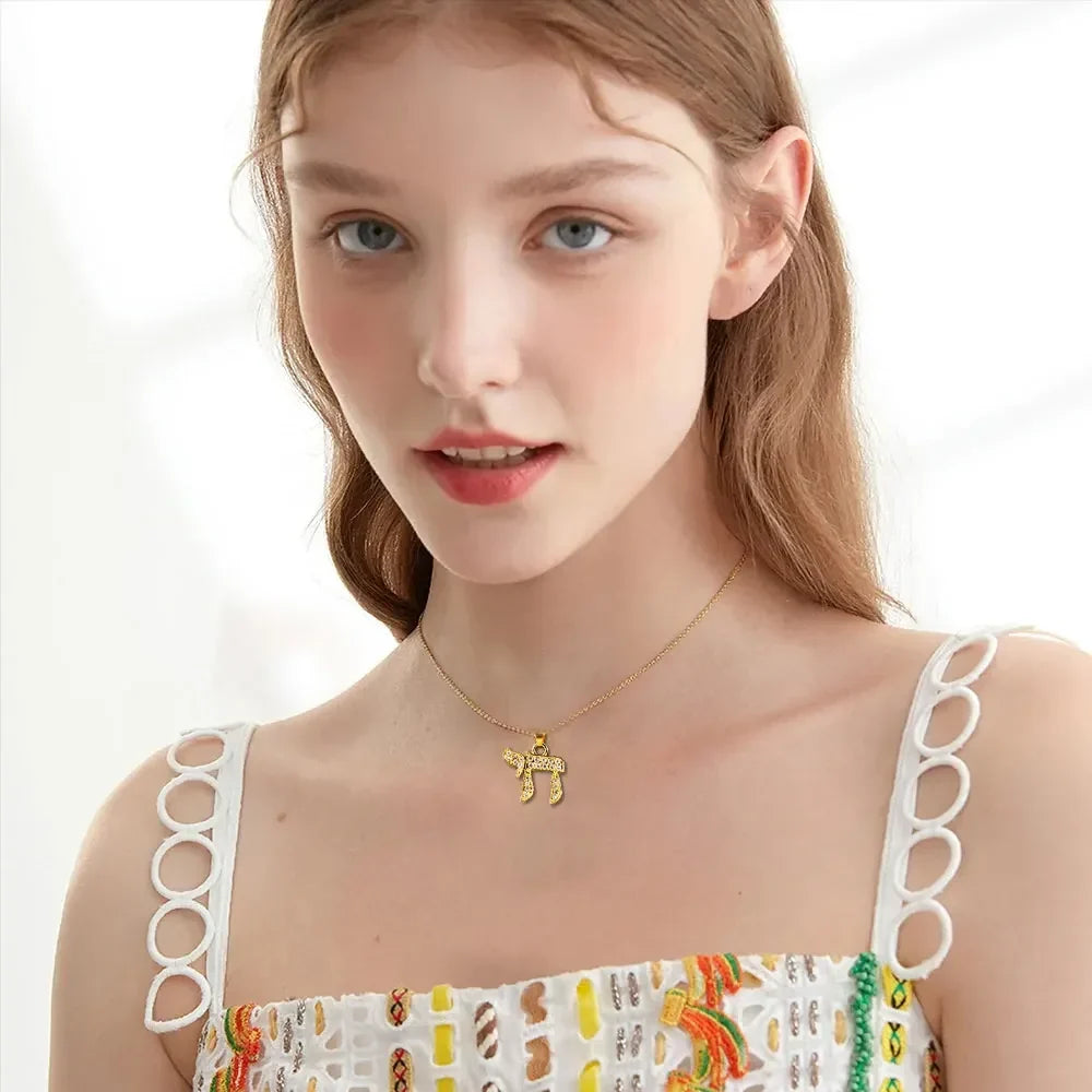 Ketting met strass hanger van het Joodse levenssymbool Chai in goud