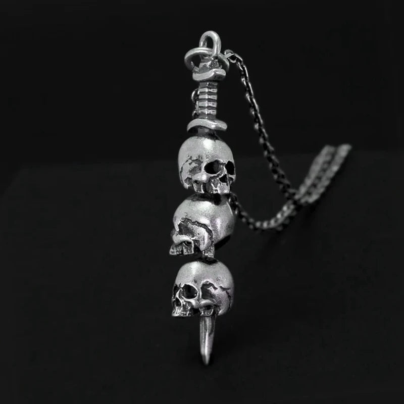 Collier avec Pendentif Epée et Têtes de Morts