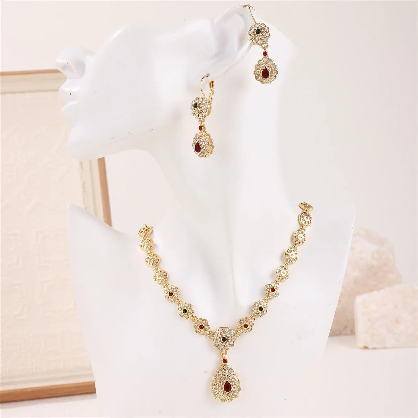 Ketting met hanger en traditionele hangende oorbellen voor Arabische bruiloft rood