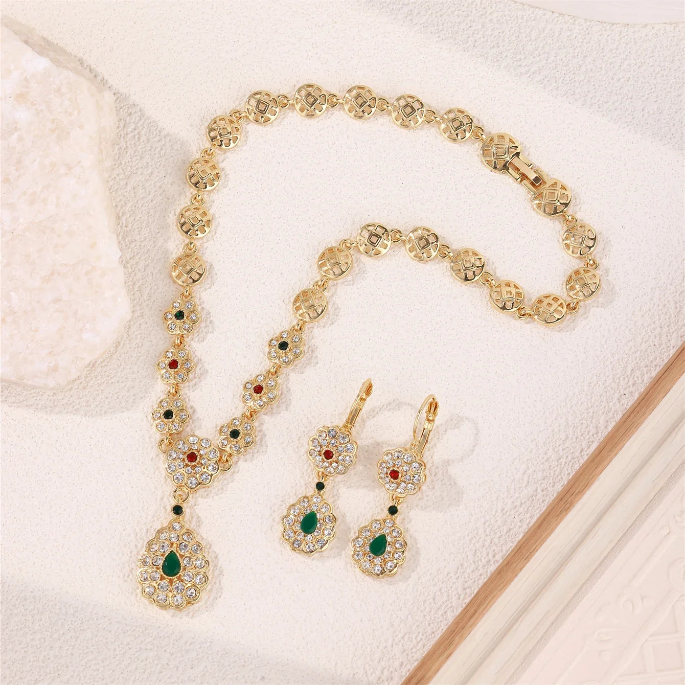 Ketting met hanger en traditionele hangende oorbellen voor Arabische bruiloft groen