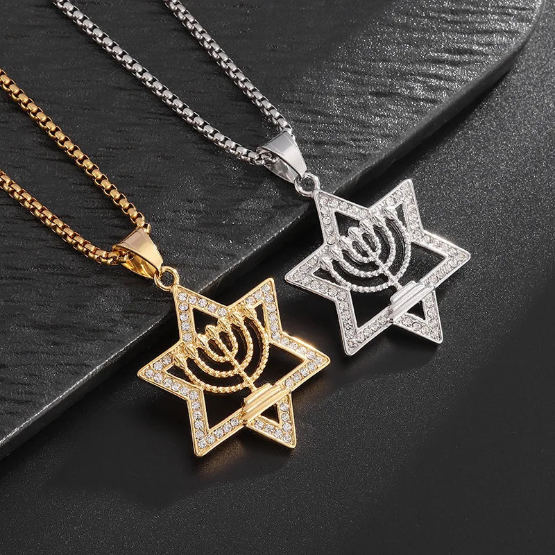 Ketting met hanger Davidster en symbool van de Joodse identiteit Menorah goud