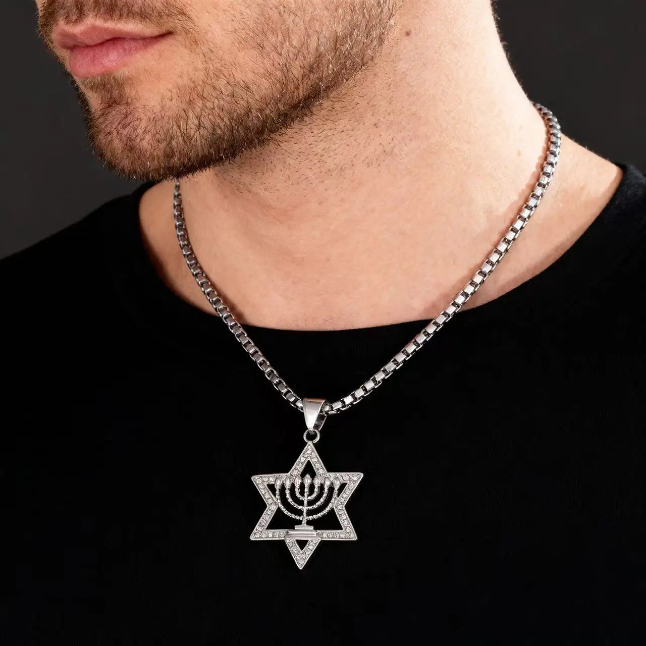 Ketting met hanger Davidster en symbool van de Joodse identiteit Menorah zilver
