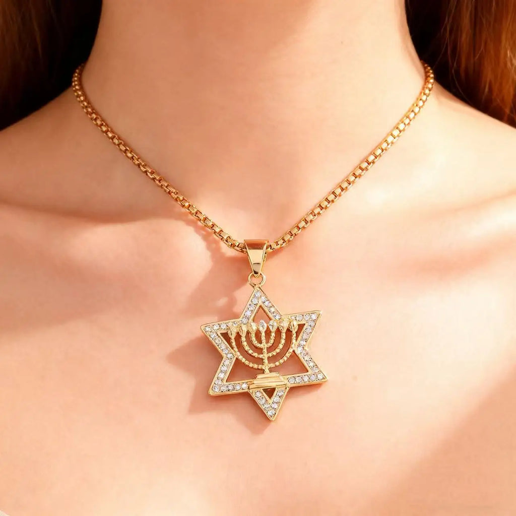 Ketting met hanger Davidster en symbool van de Joodse identiteit Menorah goud