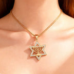 Ketting met hanger Davidster en symbool van de Joodse identiteit Menorah goud
