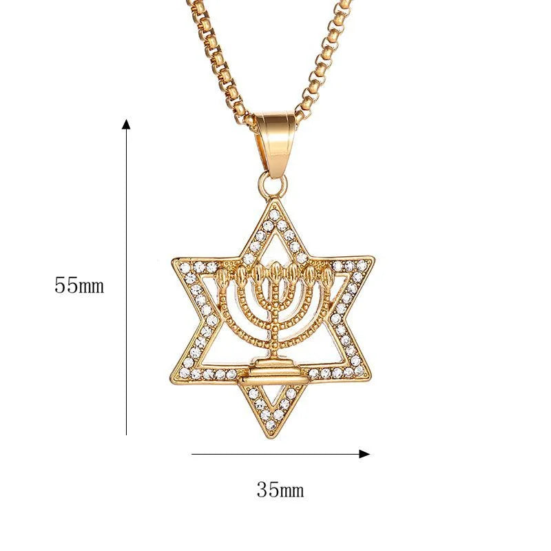 Ketting met hanger Davidster en symbool van de Joodse identiteit Menorah