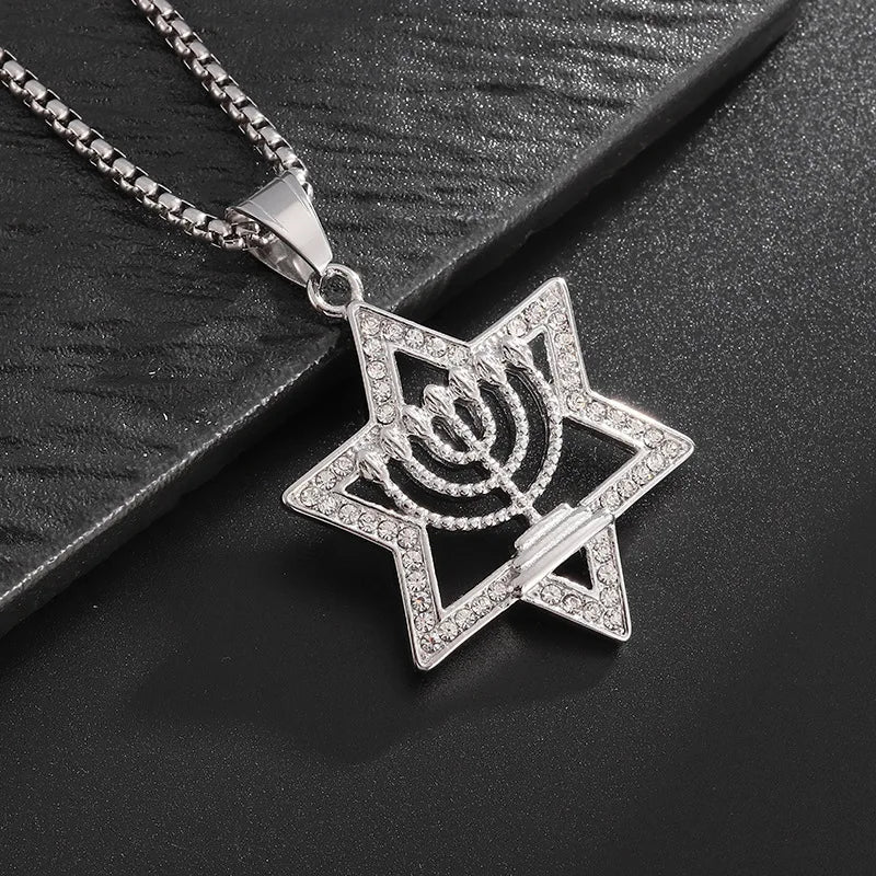 Ketting met Davidster-hanger en symbool van Joodse identiteit Menora 