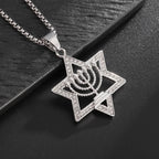Ketting met Davidster-hanger en symbool van Joodse identiteit Menora 