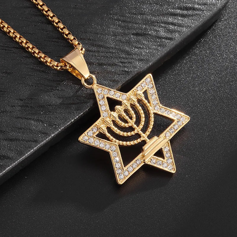 Ketting met hanger Davidster en symbool van de Joodse identiteit Menorah goud