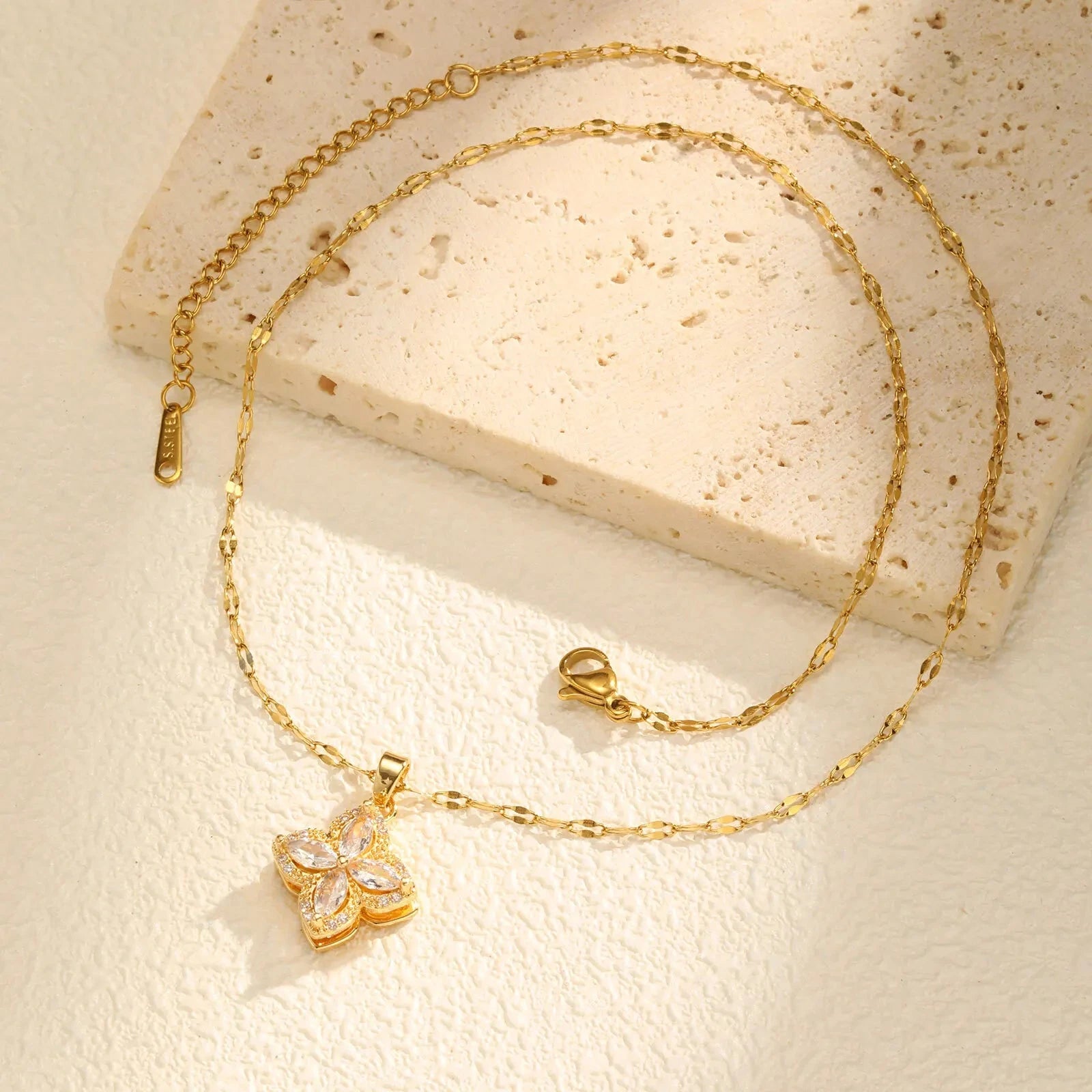 Collier avec Pendentif Fleur en Zircon Rotative Anti-Stress