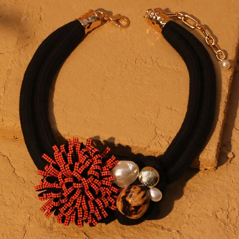 Collier Ras de Cou avec Pendentif Fleur Rouge et Perles