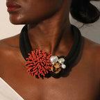 Collier Ras de Cou avec Pendentif Fleur Rouge et Perles