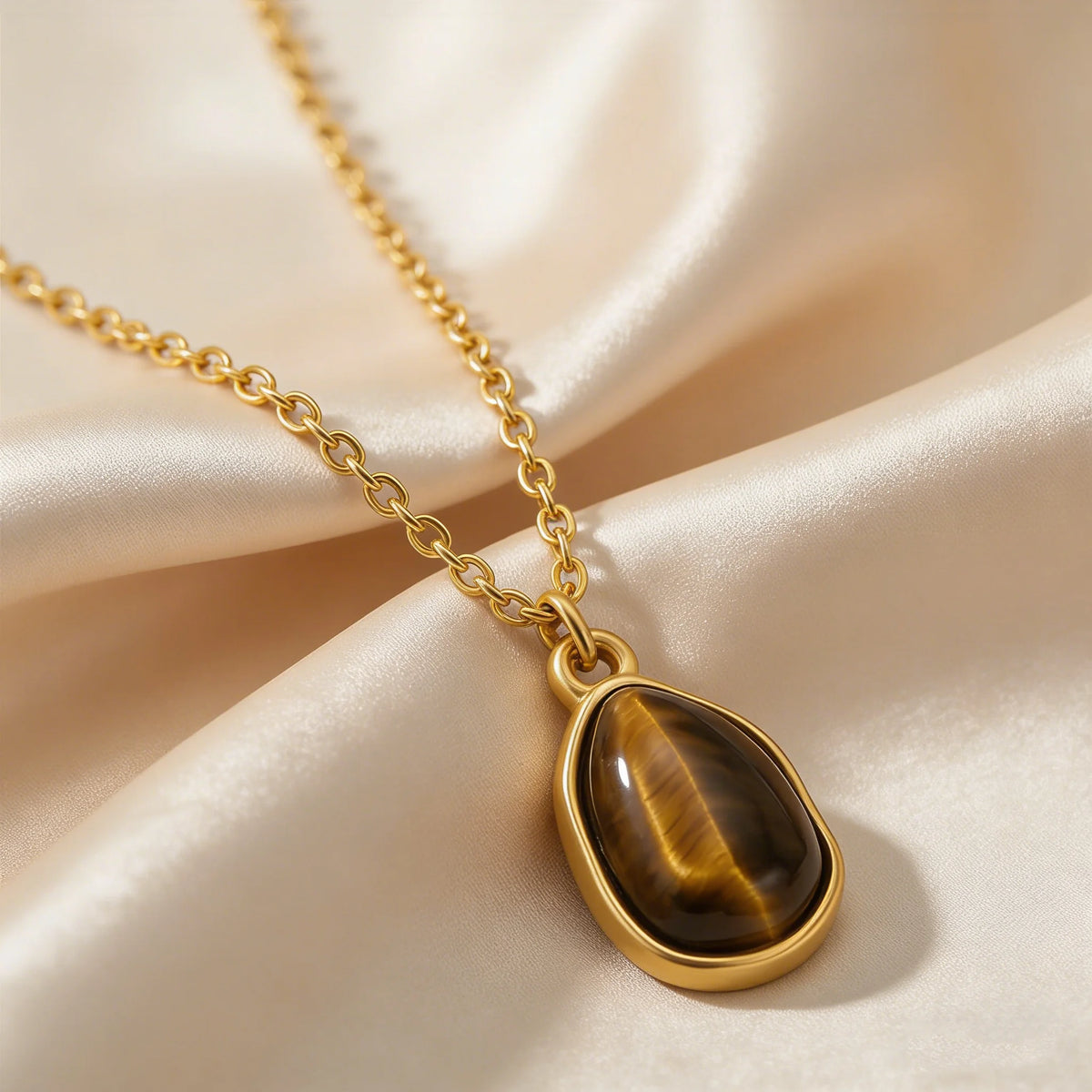 Ketting met geometrische hanger en tijgeroogsteen